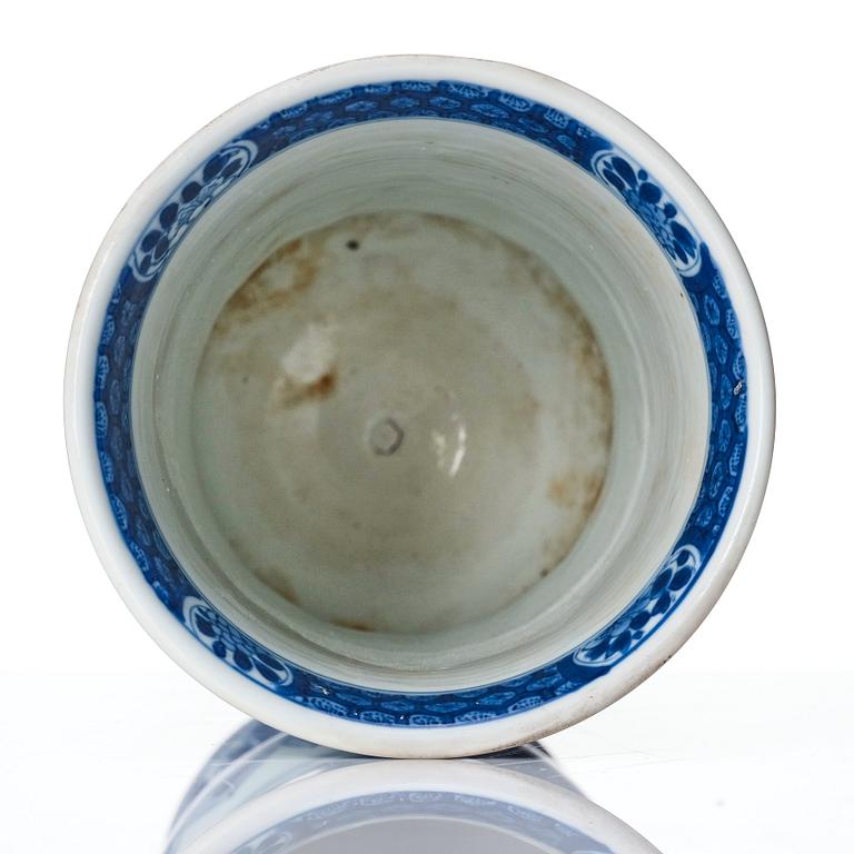 A large Chinese blue and white goblet, Qing dynasty, Kangxi (1662-1722).