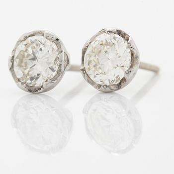 A pair of 18K white gold earrings set with round brilliant-cut diamonds.