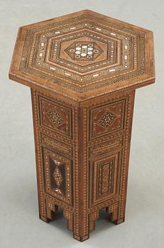 RÖKBORD, orientalisk, 1800-talets andra hälft.