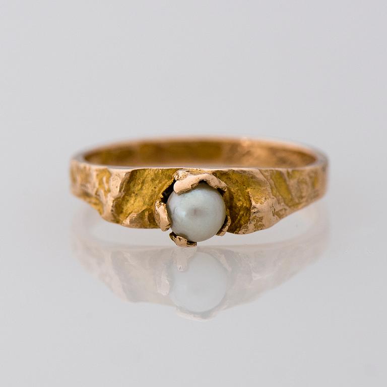 A RING, cultured pearl, 14K gold. Lapponia 1965.