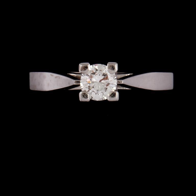 RING, 18K vitguld med briljantslipad diamant, 0.42 ct, Gustav Dahlgren, Malmö, 1974. Vikt 3,9 g.