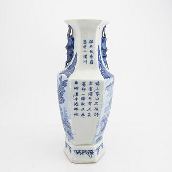 A Chinese 19th/20th century porcelain vase.