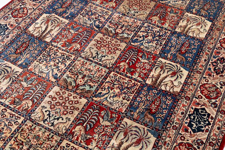 A Sarouk carpet, a. 310 x 210 cm.