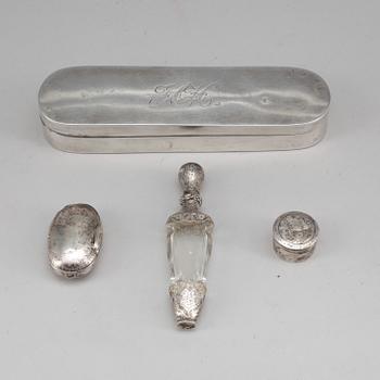 PARTI SILVER, 4 delar, silver, bland annat en dosa av Carl August Löndberg, 1862. Vikt ca 240 gram.