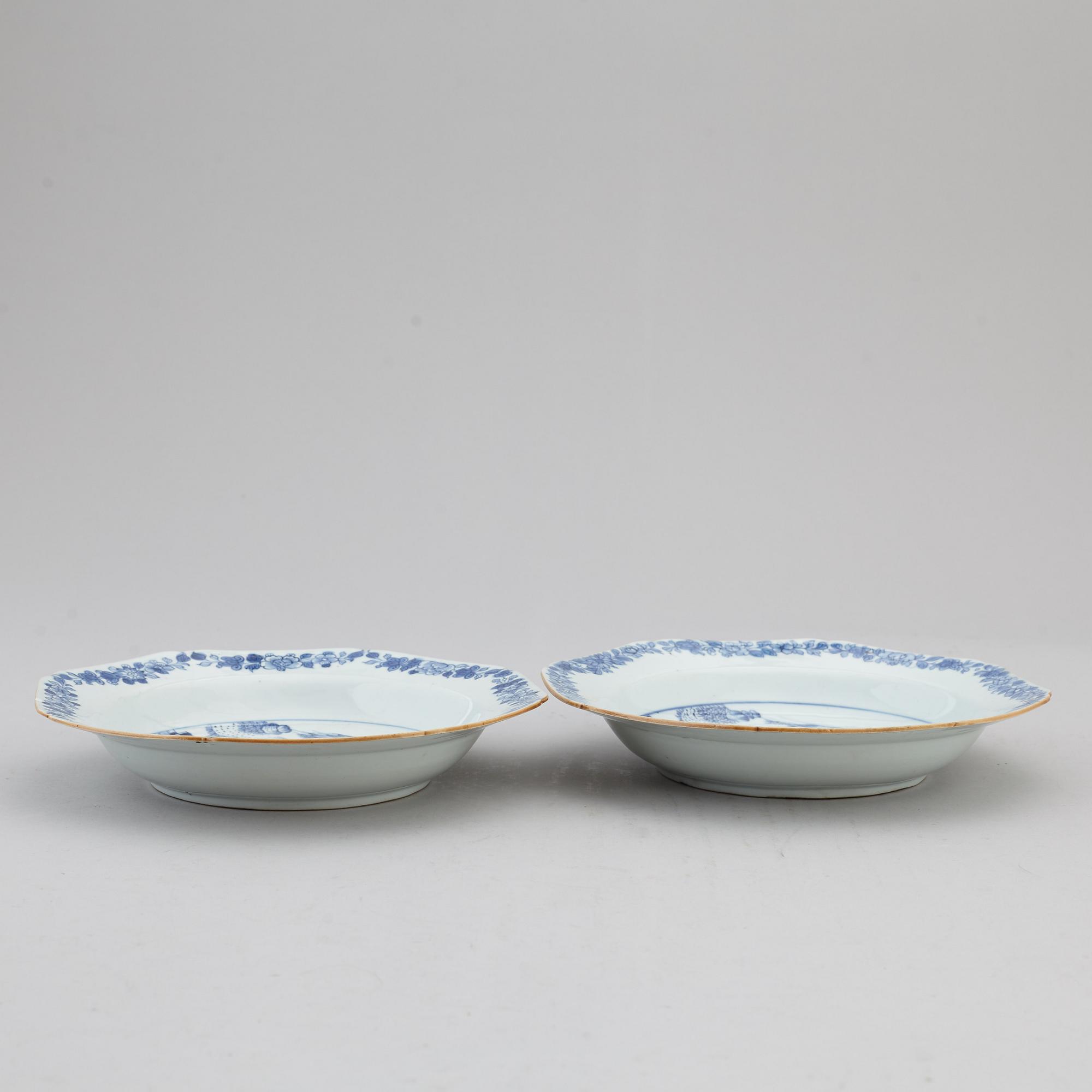 DJUPA TALLRIKAR, ett par, kompaniporslin. Qingdynastin, Qianlong (1736-95).