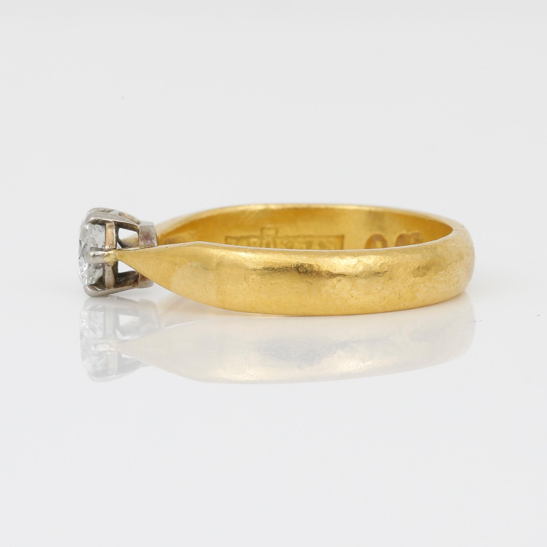RING, 23K guld samt briljantslipad diamant ca 0,35 ct, L Bökman, Stockholm, omkring sekelskiftet 1900. Vikt ca 4,49 g.