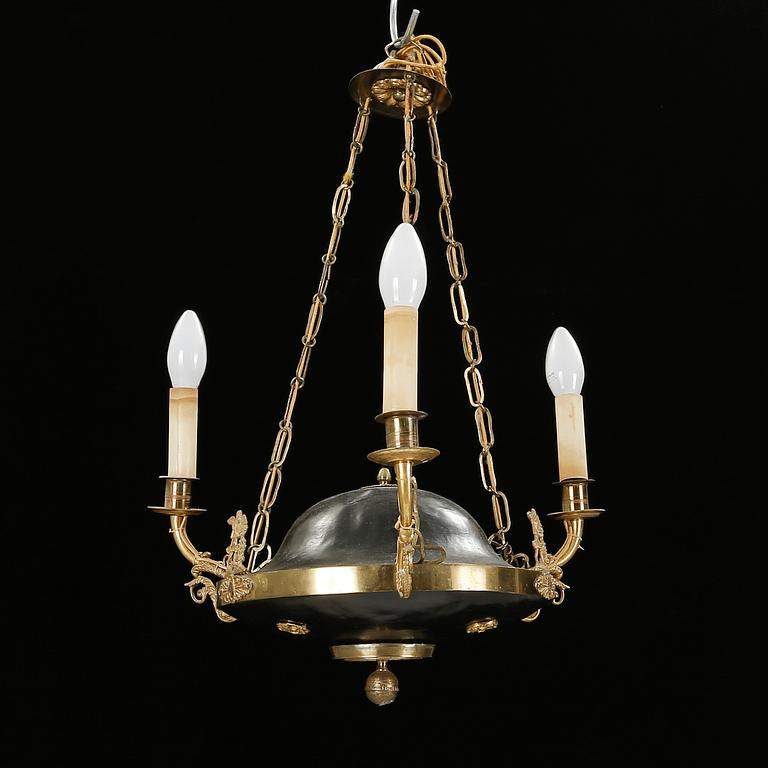 TAKAMPEL, Karl Johanstil, början 1900-talets. Höjd 32 cm.