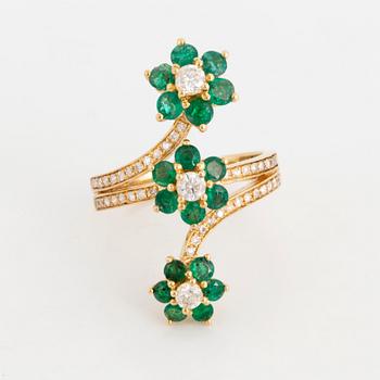 RING, med smaragder och briljantslipade diamanter.