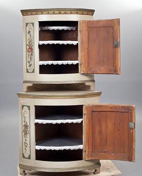 HÖRNSKÅP, allmoge. 1800-tal.