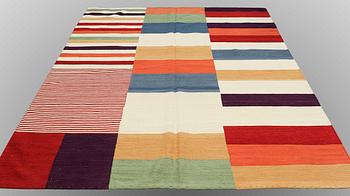 A CARPET, FLAT WEAVE, ca 286 x 205 cm.