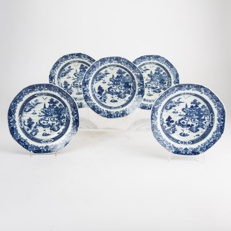 A set of five Chinese porcelain palts around 1800.