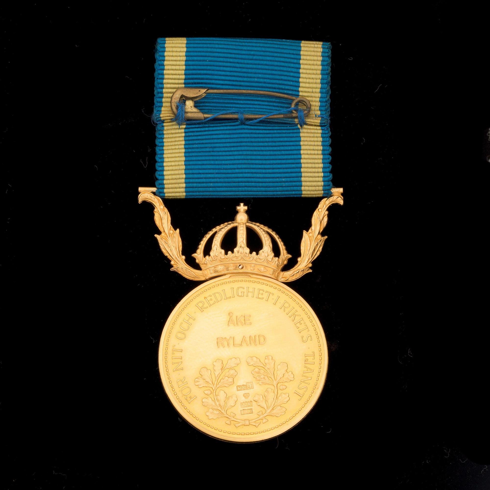 MEDALJ, 23k guld, "För nit och redlighet i rikets tjänst", 1979. Total vikt 14 g.