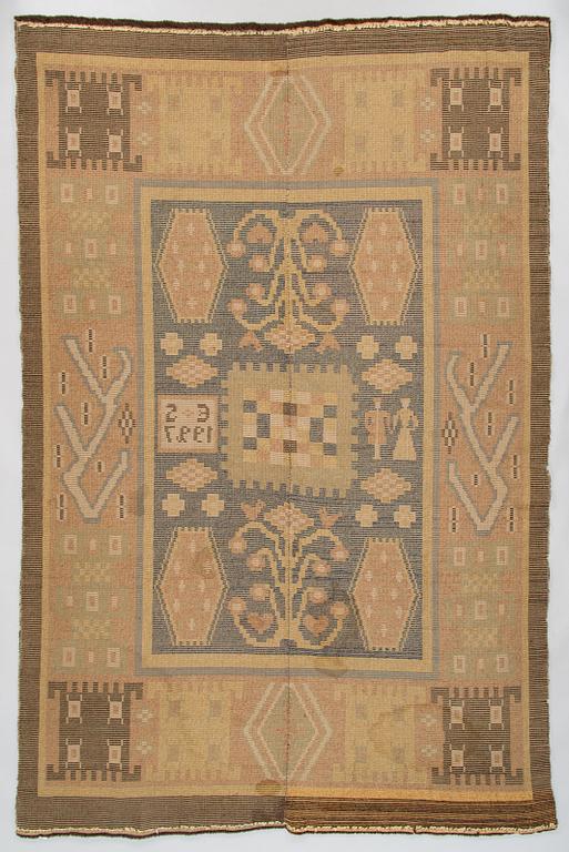 A Finnish folkart long pile ryijy-rug carpet dated 1927 after Saarijärvi model. Circa 275 x 180 cm.