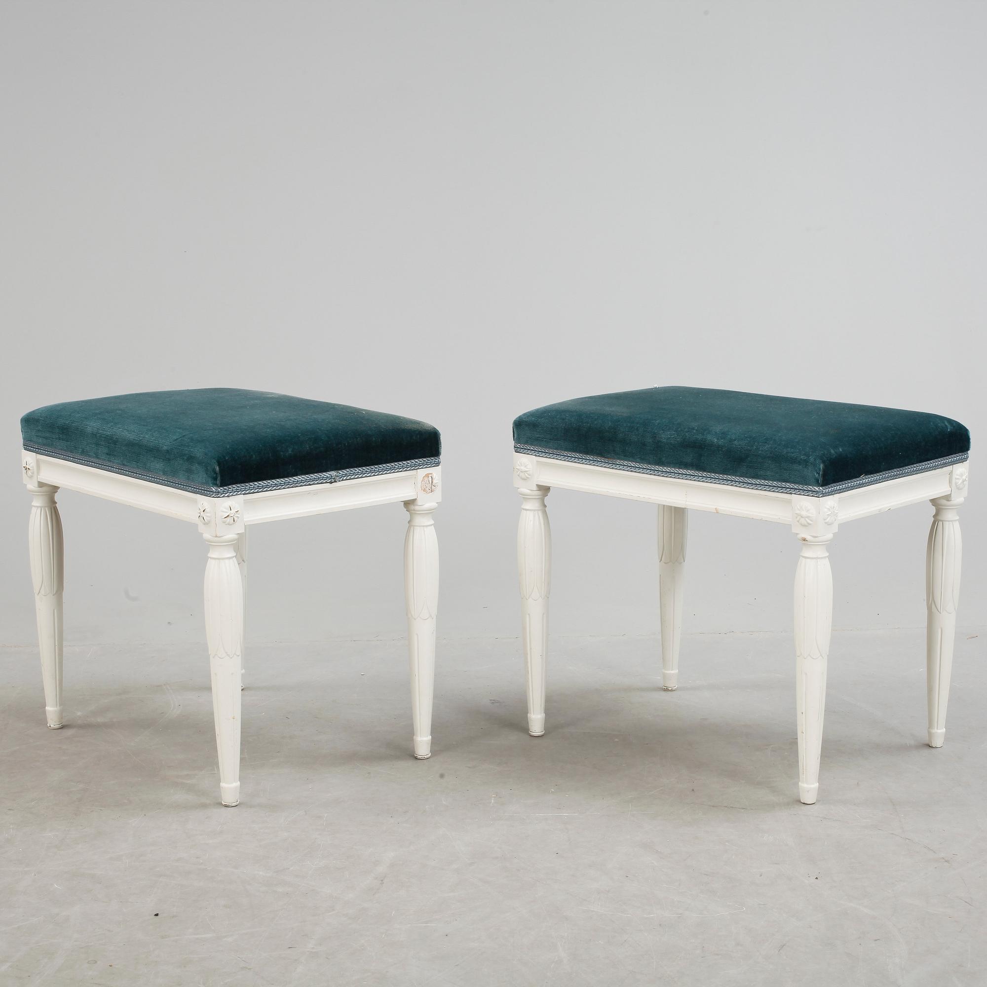 TABURETTER, ett par, gustaviansk stil, modern tillverkning.