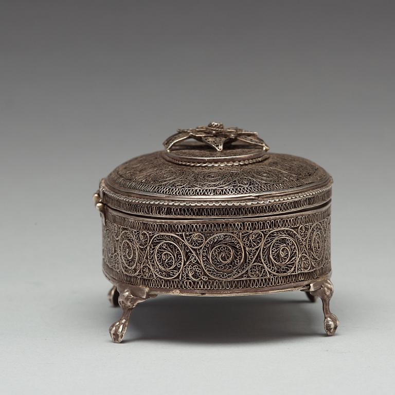 Filigranskrin på fötter, silver, Icke identifierad mästarstämpel, Moskva 1889.