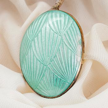 Tillander, mockaskedar, 10 st, knivar, 6 st, och ett fat, emalj och silver, Helsingfors 1950-52, 1968 och 1953.