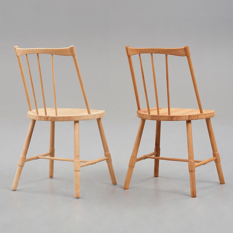 HANS J WEGNER, två Windsor-stolar, Fritz Hansen, Danmark, 1940-50-tal.