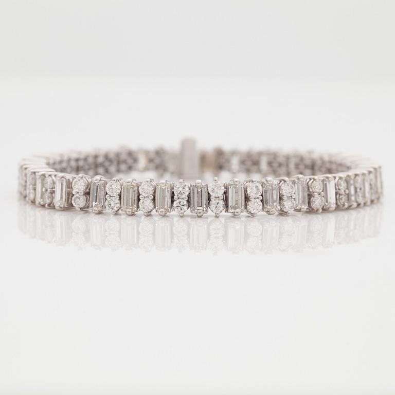A baguette- and brilliant cut diamond bracelet.