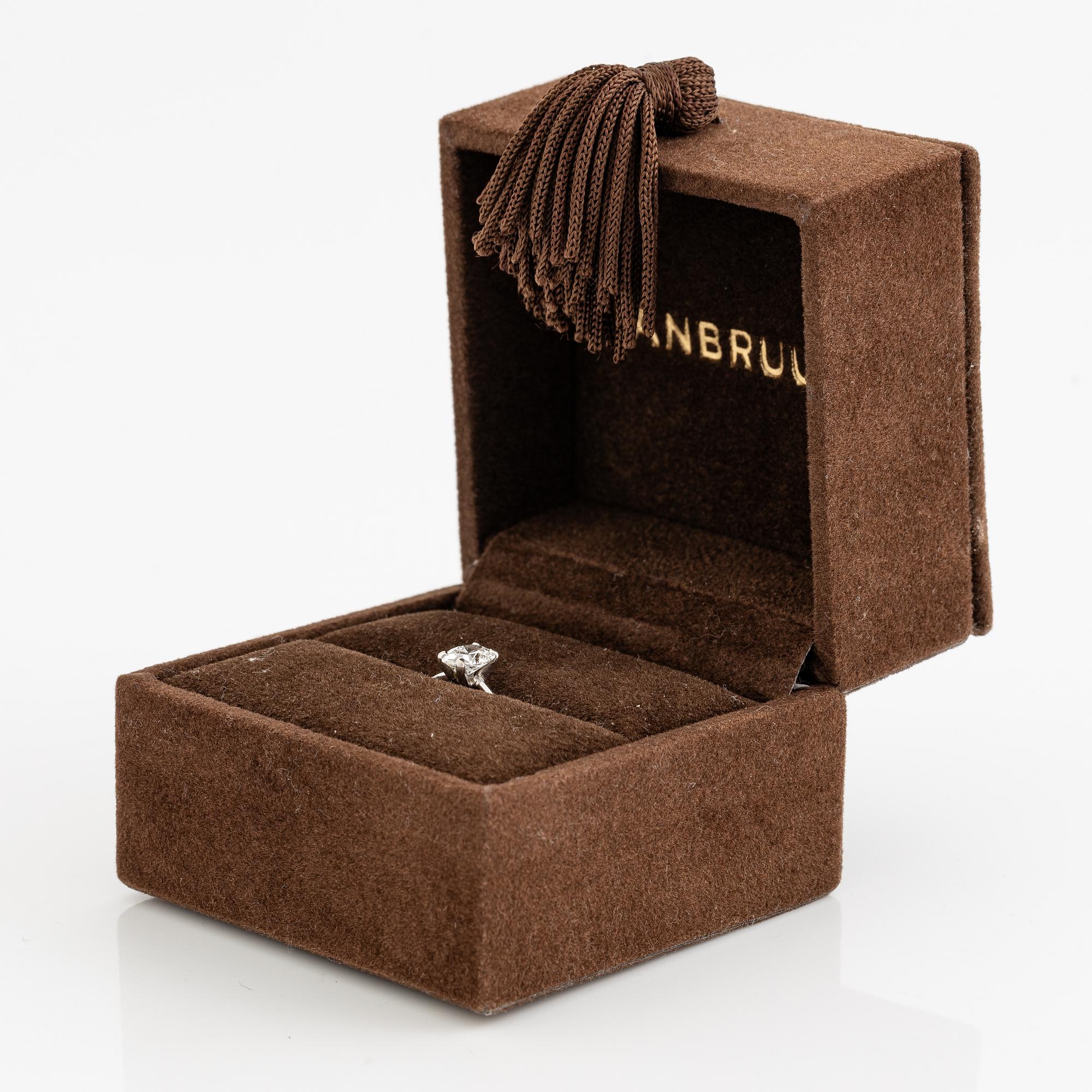 Ring 18K white gold set with an oval brilliant-cut diamond, VANBRUUN.