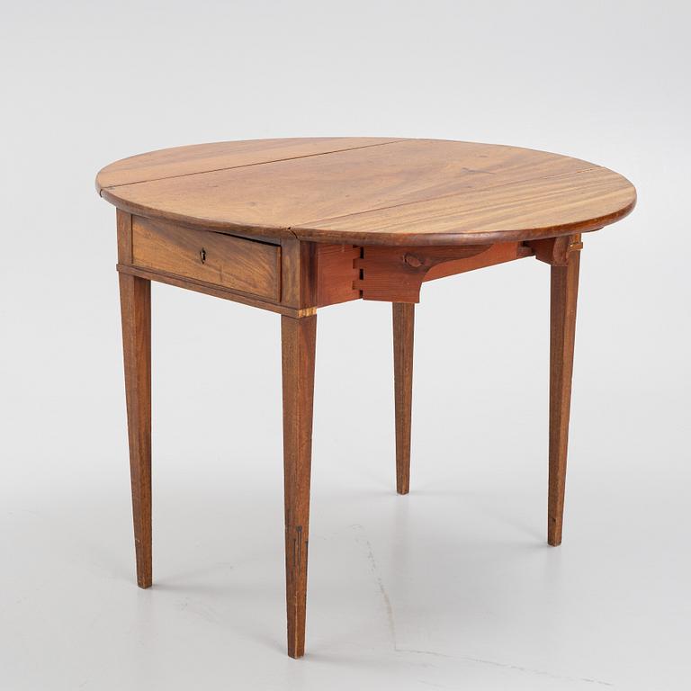 A late Gustavian mahogany drop leaf table from around the year 1800.