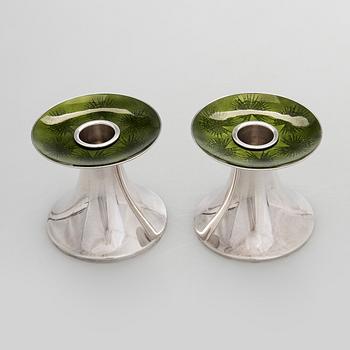 Eva Hidström, kynttilänjalkapari, sterlinghopea, emali, Kultakeskus, Hämeenlinna 1969.