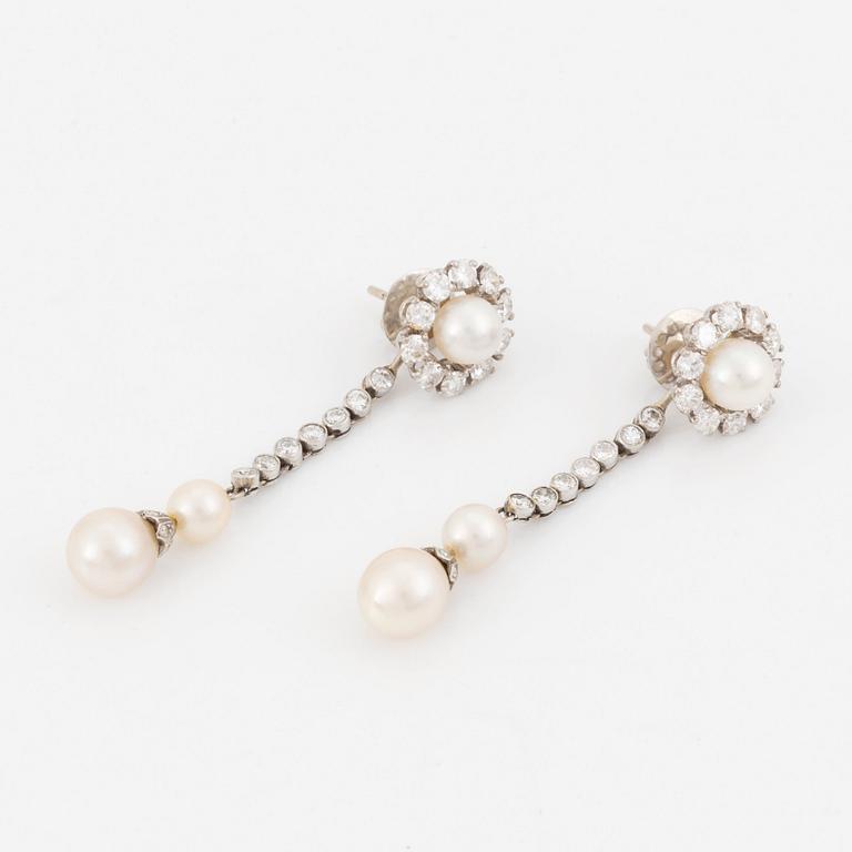 Ett par örhängen 18K vitguld med boutonformade odlade pärlor samt ett par påhängen.