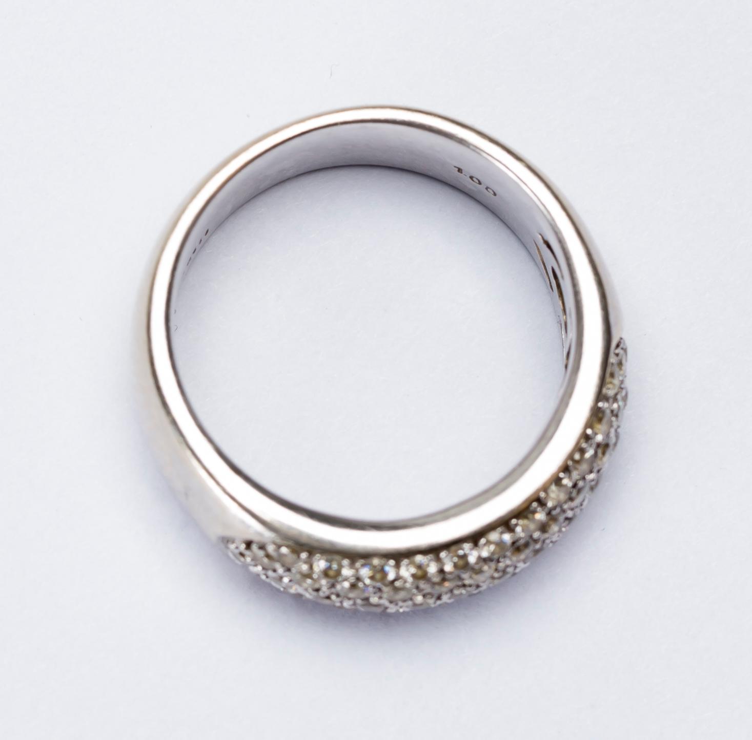 RING, 14 k vitguld med briljantslipade diamanter, totalt ca 1.00 ct. Vikt ca 9 g.