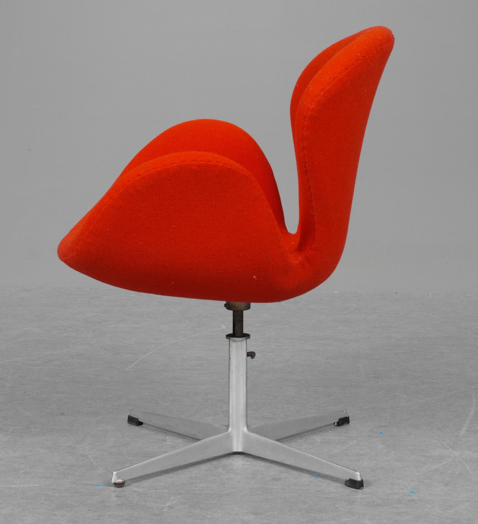 An Arne Jacobsen "Swan" easy chairs, Fritz Hansen, Denmark 1960-70´s.