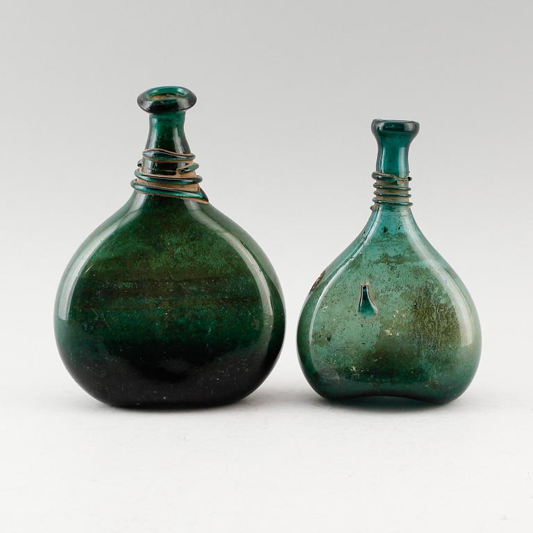 FLASKOR, 2 st, glas, 1700-tal.