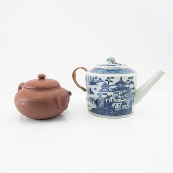 Teapots with lids, two from the Qing Dynasty, and a Yixing teapot from the 20th century, porcelain.