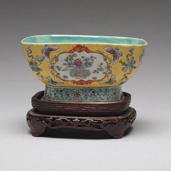 A famille rose bowl, Qing dynasty, circa 1900.