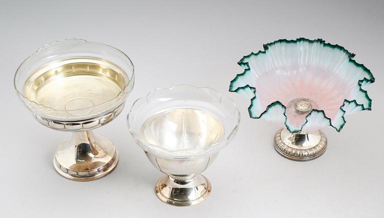 SKÅLAR PÅ FOT, 3 st, nysilver och glas, tidigt 1900-tal.