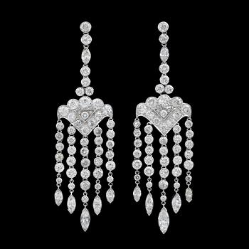1123. A pair of diamond earrings, tot. 12.47 cts.