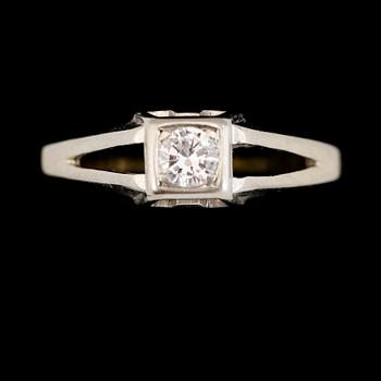 RING, 18K guld och briljantslipad diamant ca 0.49 ct enligt gravyr, svenska stämplar 1965. Total vikt ca 3 g.
