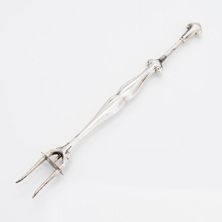 A set of six vodka cups, five napkin rings, a champagne whisk, and a tong, silver, Turku and Hämeenlinna, 1938, 1970.