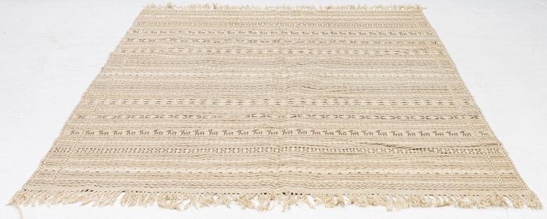 Matta, slätvävd, signerad AJ, ca 306 x 193 cm.