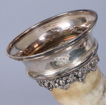 DRYCKESHORN, nysilver samt ben, 1800-talets andra hälft, stmplad "JMJ"?.