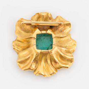 A circa 22.50 ct emerald brooch.