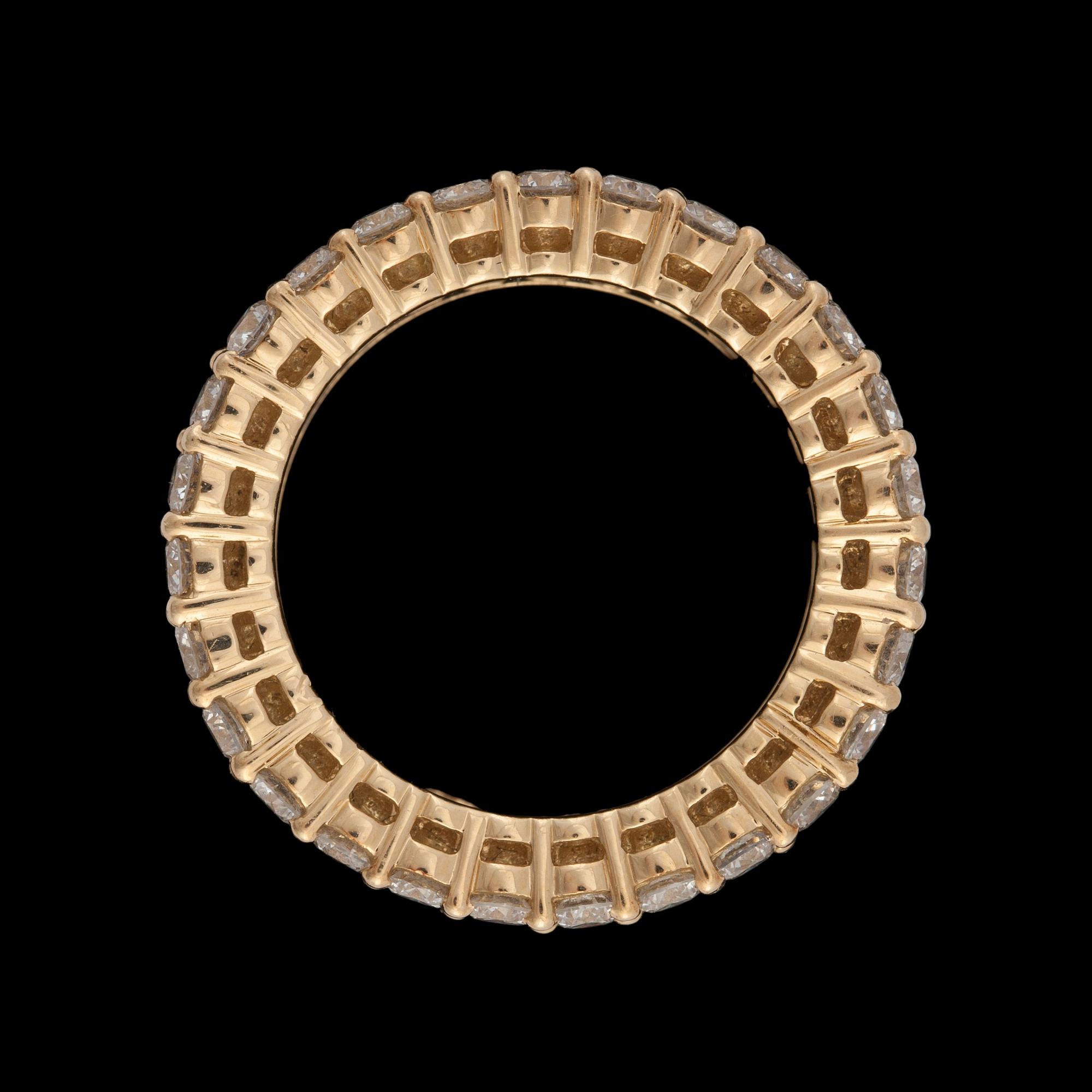 A brilliant- and baguette-cut diamond ring. Total cartat weight circa 4.75 cts. Quality H/VS-SI.