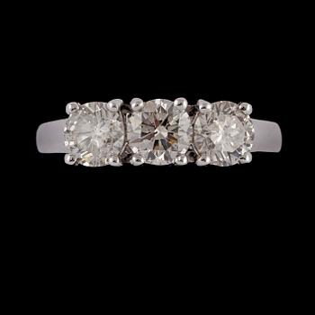 RING, 18k vitguld med 3 briljantslipade diamanter, totalt 2.13 ct, Milano, Italien. Vikt 6 g.