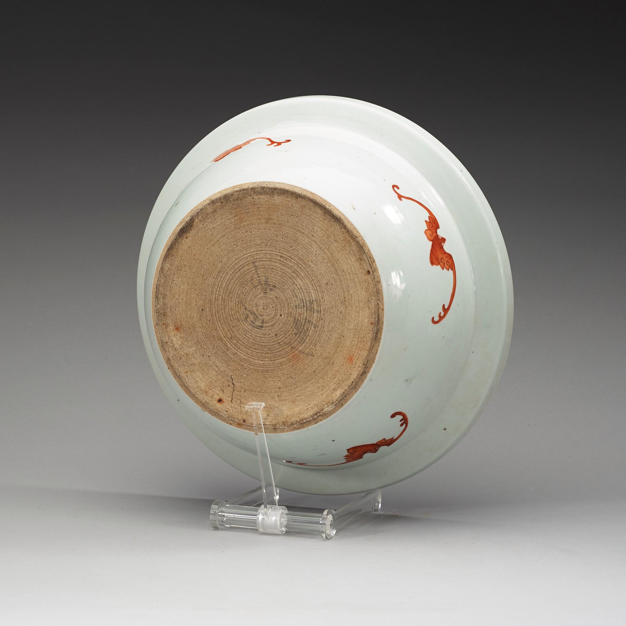 TVÄTTFAT, porslin. Qing dynastin, 1800-tal.