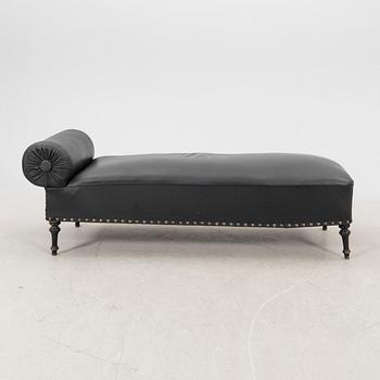 An early 1900s eather chaise longue.