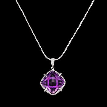 1133. An amethyst and brilliant cut diamond pendant, tot. 0.93 cts.