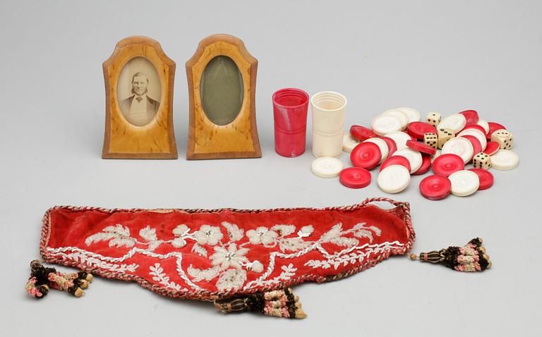 PARTI DIVERSE FÖREMÅL, 6 delar, bla en uppsättning spelpjäser av ben, 1800-1900-tal.