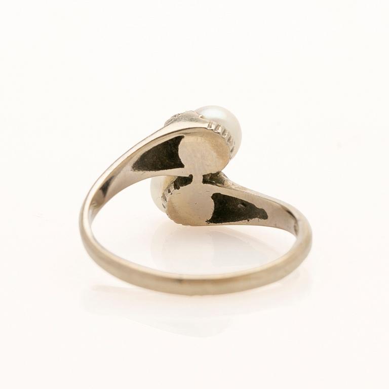 Ring in 18K gold with two pearls and brilliant-cut diamonds.