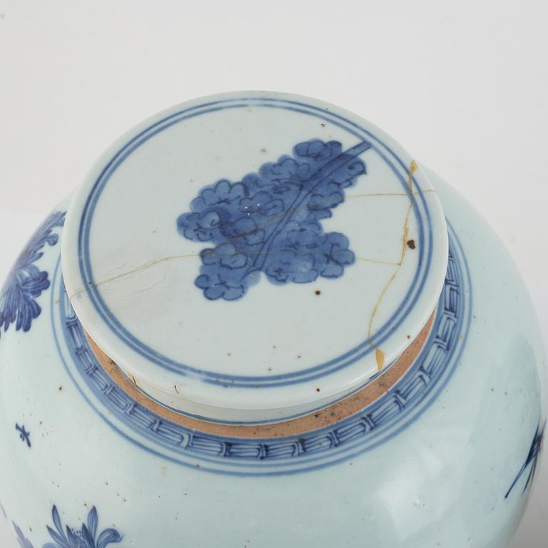 Urnor med lock, ett par, porslin, Kina, Qingdynastin, 1800-tal.