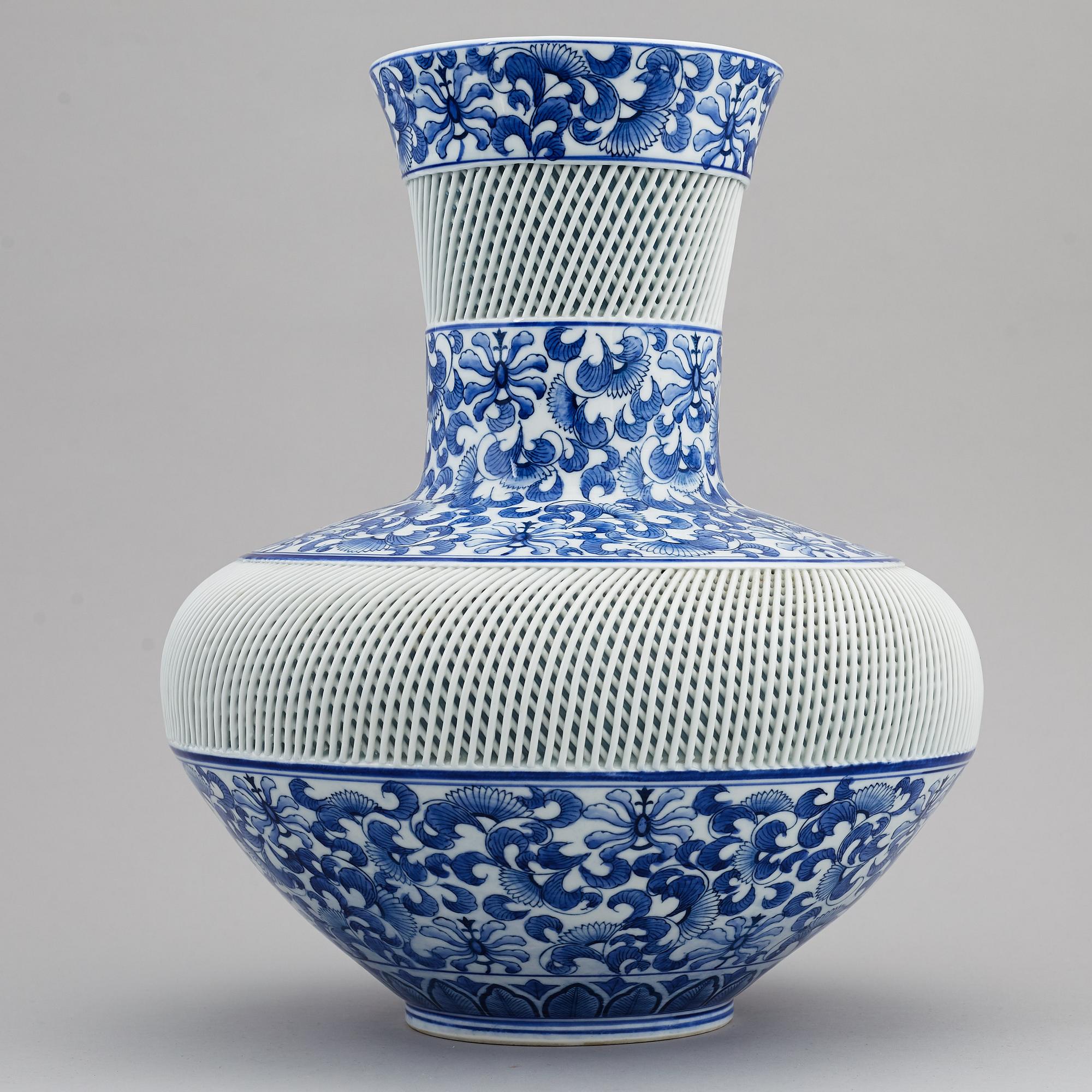 A large Japanese blue and white vase, 20th century.