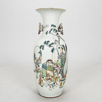 Lattiamaljakko, posliini, Kiina, noin 1900.