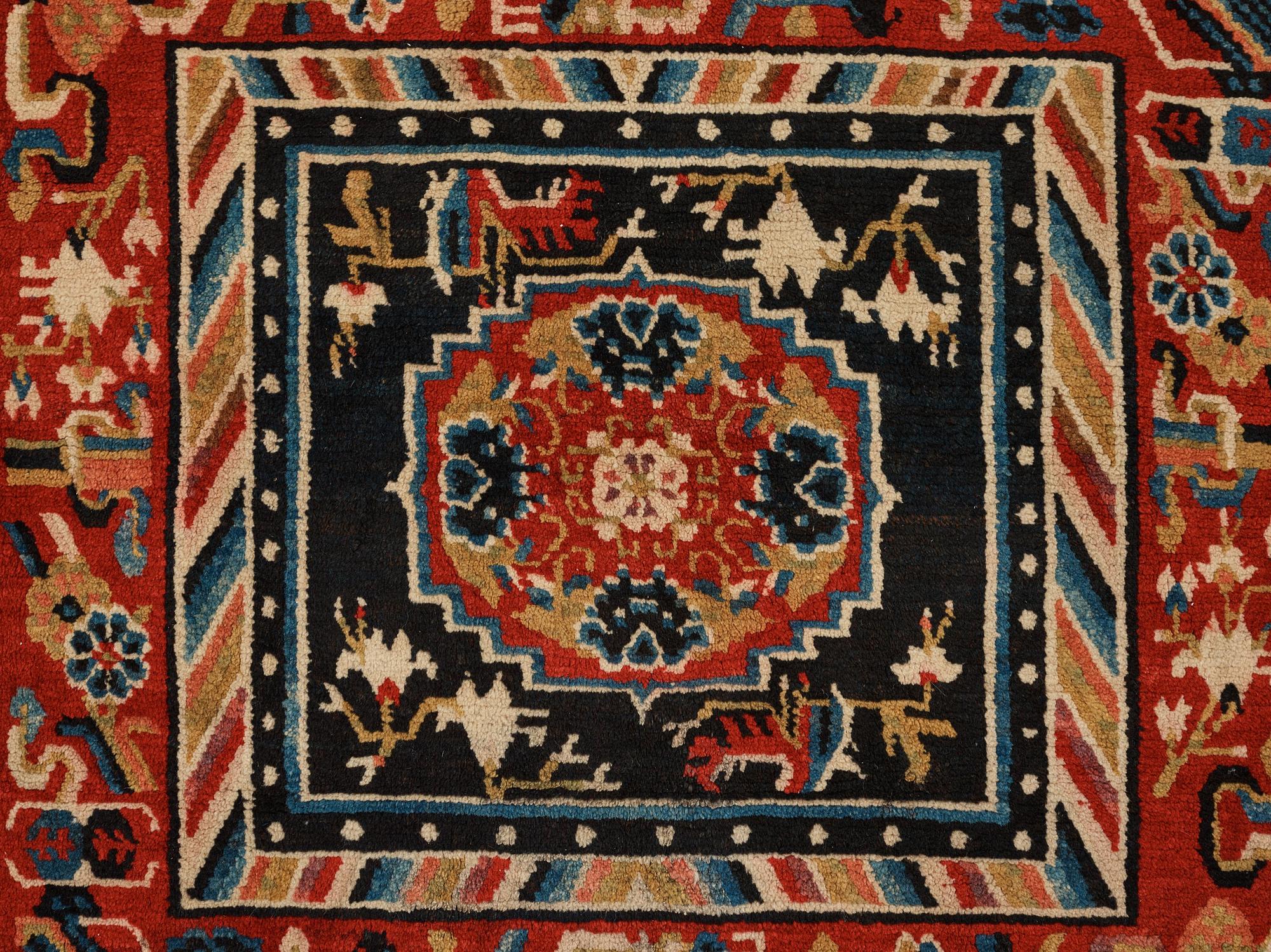 MEDITATIONSMATTA, semiantik Tibetansk, ca 63,5-64,5 x 68,5-70 cm (samt sidorna med 5 cm tygskoning).