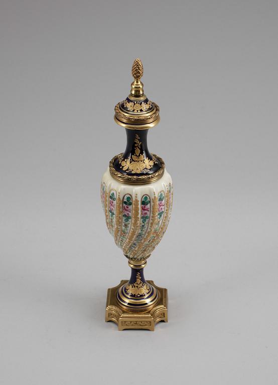 LOCKURNA, porslin, Frankrike, 1900-tal.